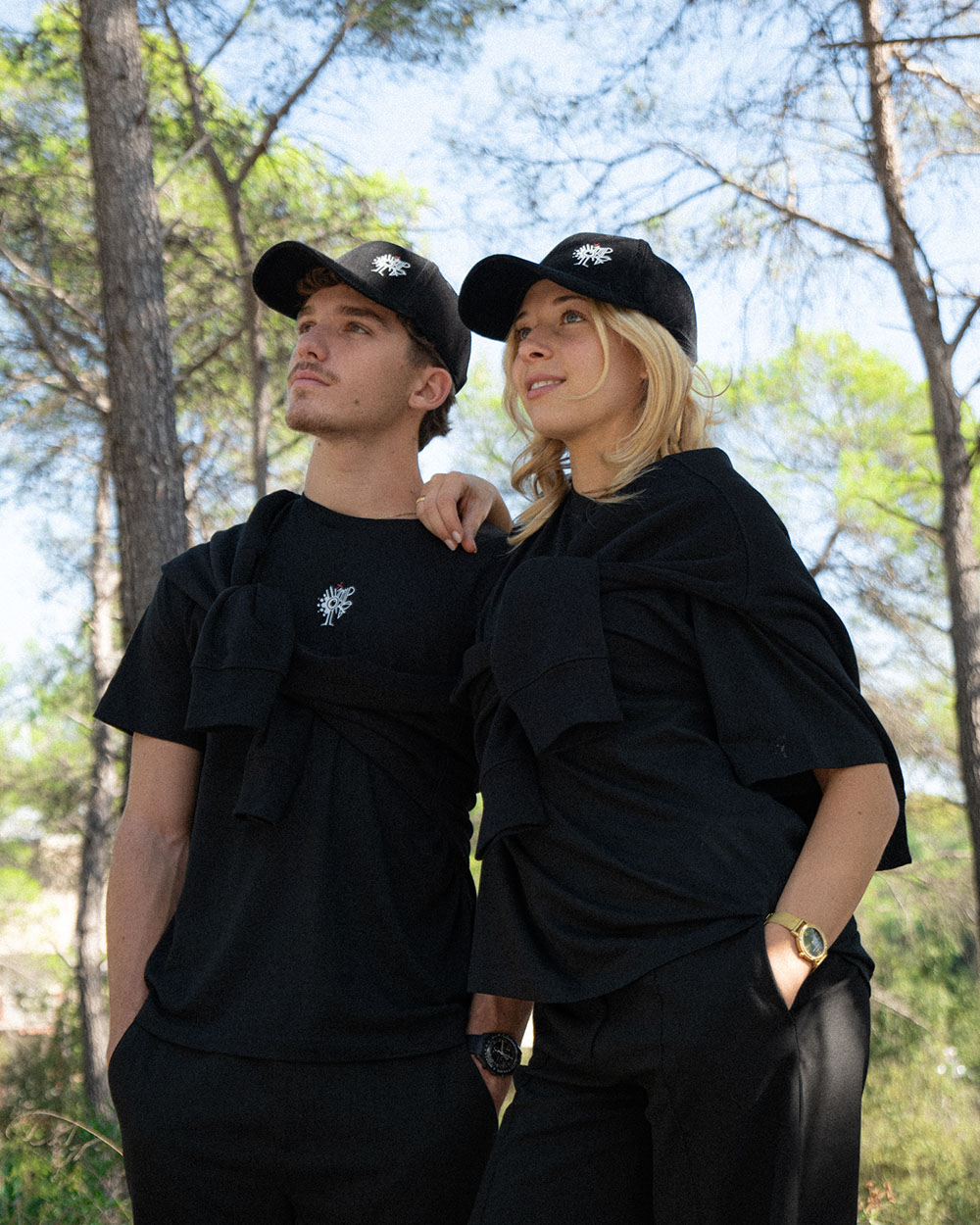 Deux personnes en t-shirt et casquette improbables, de face