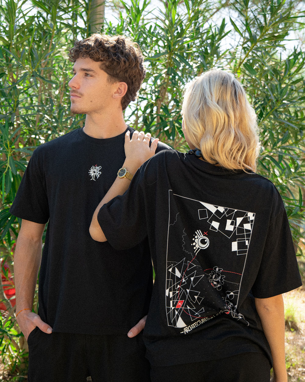 T-shirt improbable noir porté de face et de dos, illustration au dos